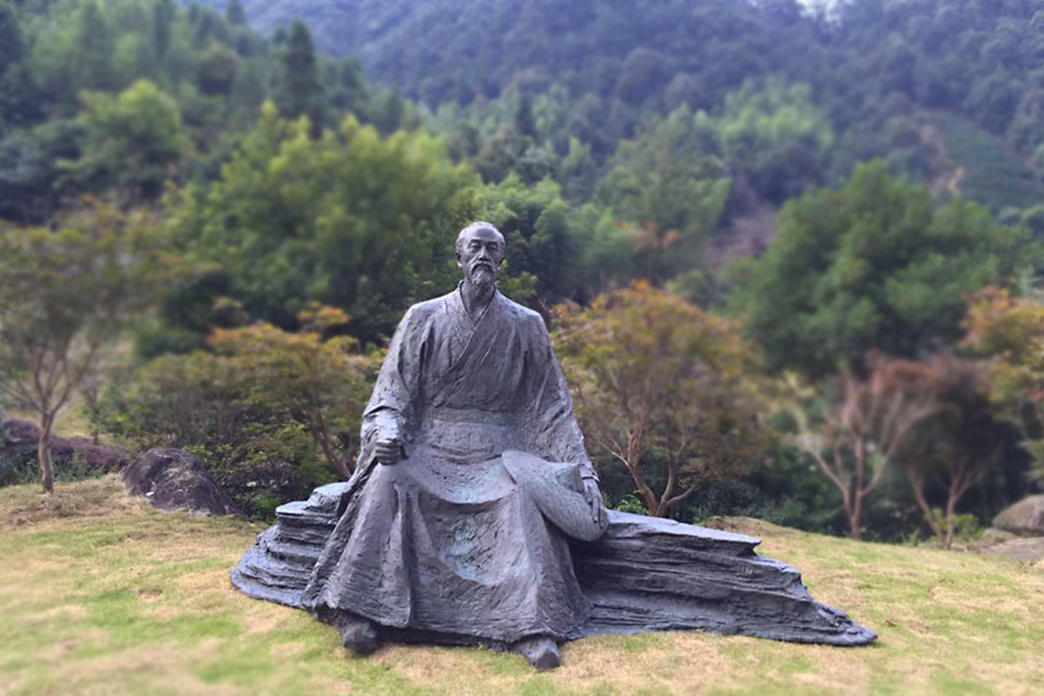 郦道元古代中国写实铸铜雕塑在山坡上